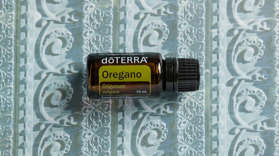 Дотерра масло ели. Орегано DOTERRA. Масло орегано DOTERRA. Масла душицы Oregano Essential Oil DOTERRA. Орегано ДОТЕРРА фото.